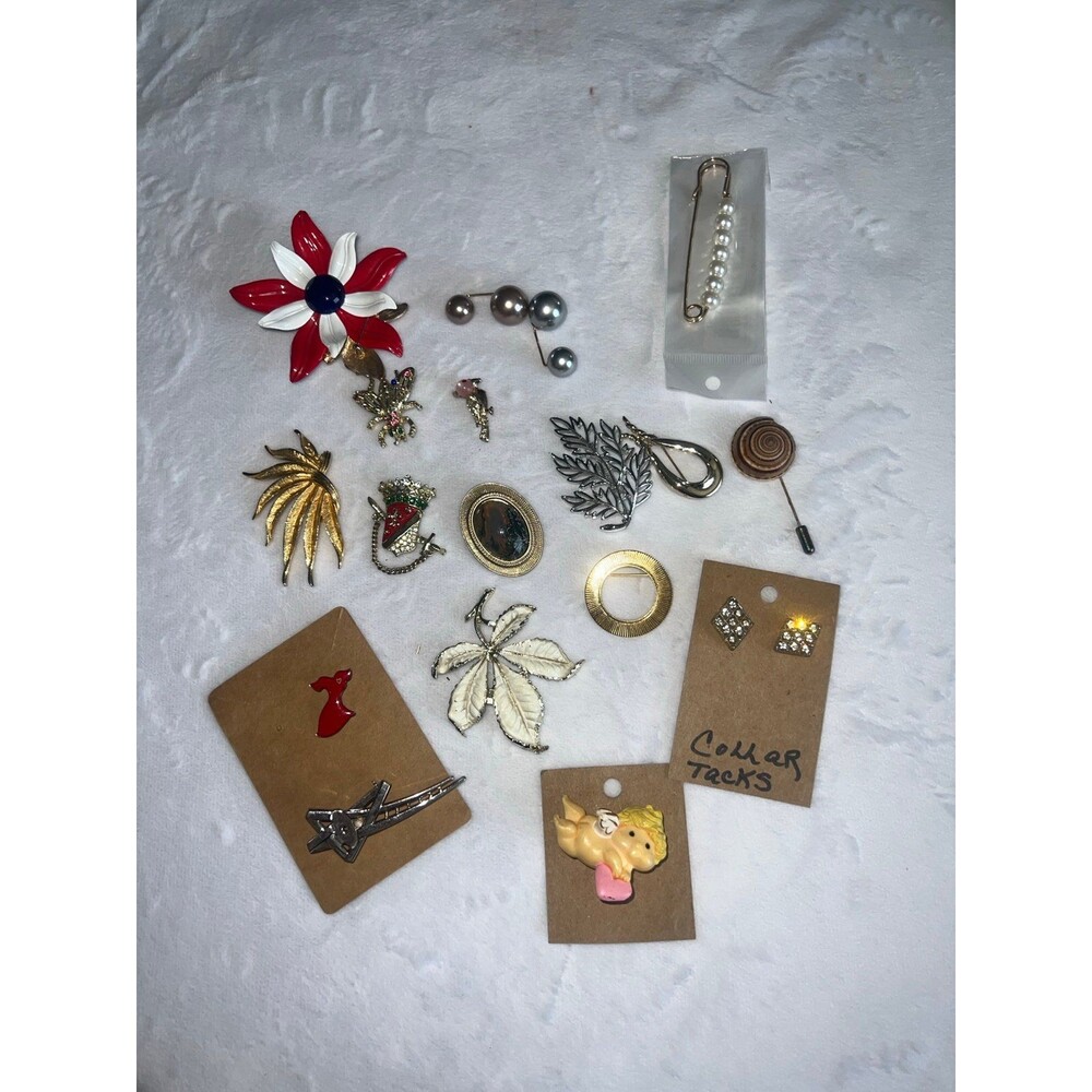 Lot of brooches - mostly vintage *bee is missing a few stones
